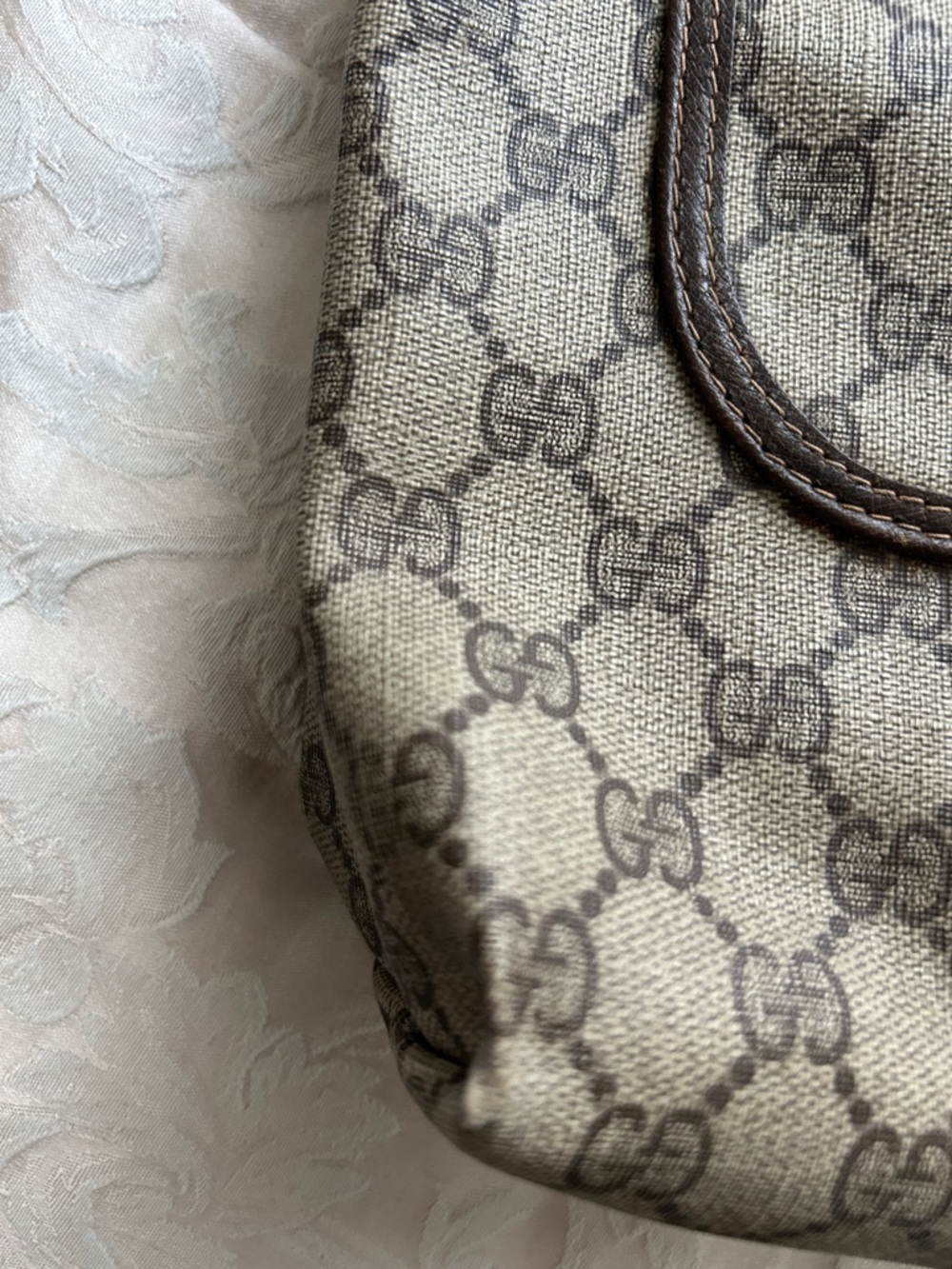 7005. Authentic Gucci Monogram Supreme Coated Canvas Tote w/ Green & Red Straps. - Picture 5 of 12